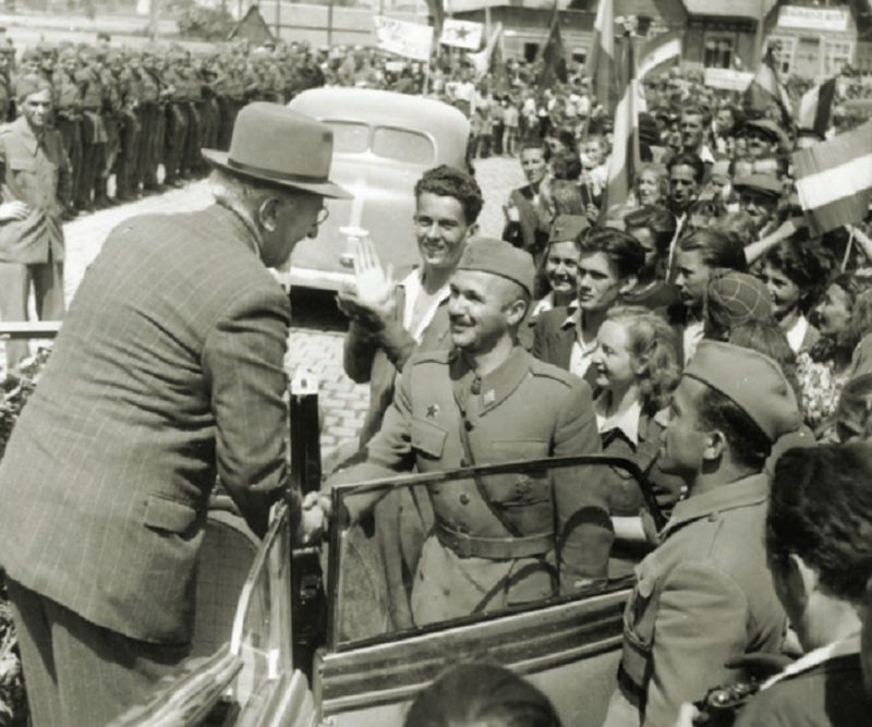 Zagreb, 16. svibnja 1945. godine. Svečani doček književnika Vladimira Nazora, predsjednika ZAVNOH-a. Ispred automobila Većeslav Holjevac, komandant Komande Grada Zagreba